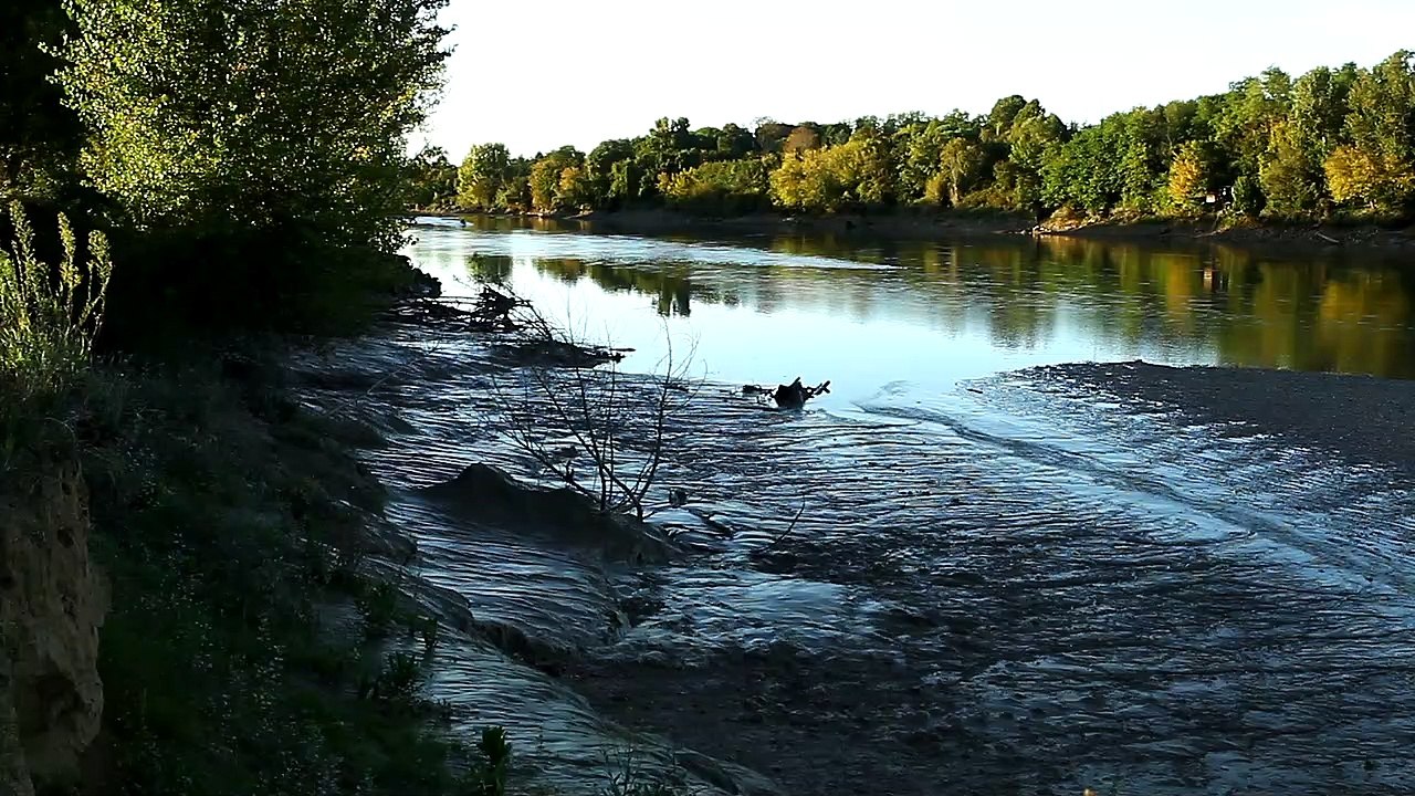 Gironde : ils surfent le mascaret sur la Garonne