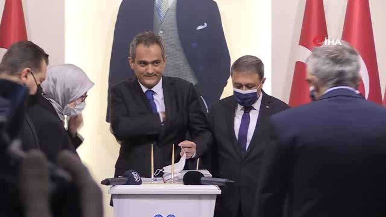 Son dakika! Milli Eğitim Bakanı Özer: "Geçen hafta itibarı ile 71 bin 320 okulumuzun 2 tanesinde yüz yüze eğitime ara verilmişti.