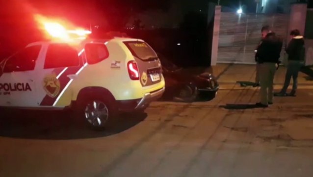 Kadett estoura pneu ao bater em meio fio, condutor dorme dentro do carro e é abordado pela PM horas depois no Cancelli