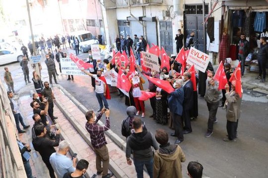 HAKKARİ'DEKİ EVLAT EYLEMİNE DİYARBAKIR'DAKİ ANNELERDEN DESTEK