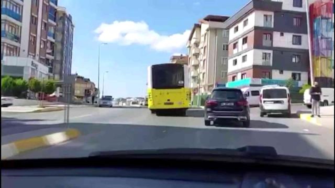 Arızalanan İETT otobüsü Pendik'te yolun ortasında kaldı