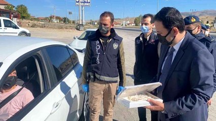 Bu yoldan geçen sürücüler Afyon lokumuna doydu