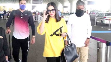 Sunny Leone कहां को निकली ?  Mumbai airport पर यूं दिया पोज़ | FilmiBeat