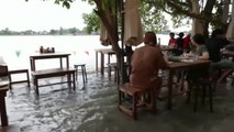 Un restaurante de Tailandia triunfa gracias a las inundaciones