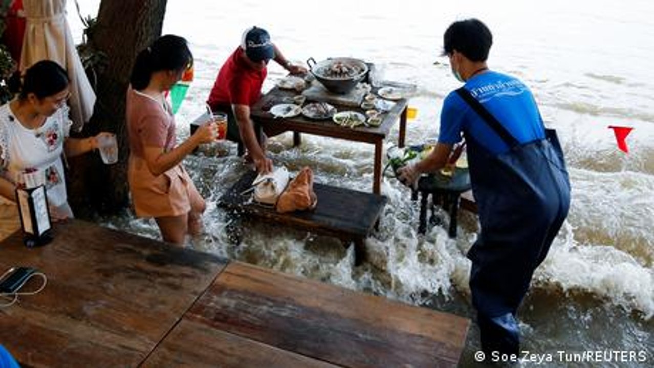 Dining in the Thai flood