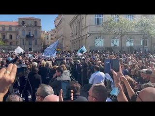 Obsèques de Bernard Tapie : le corbillard quitte La Major sous les acclamations des supporters