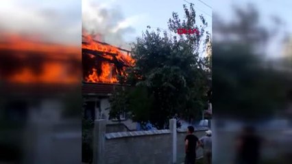 İTFAİYE YANAN EVDE BULDUĞU ALTINLARI TESLİM ETTİ