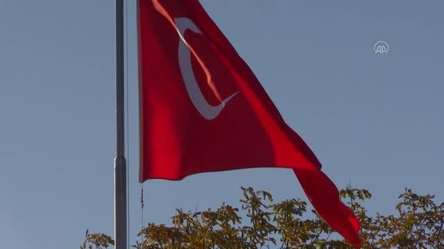 Son dakika haberleri | AFYONKARAHİSAR - Şehit kabirlerinin üzerine dua kitabı koyan liseli Cansu acılı aileleri duygulandırdı