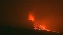 Aumenta la actividad del volcán con más lava empujando las coladas