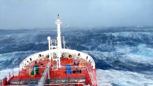 Ships in Storms 10+ TERRIFYING MONSTER WAVES, Hurricanes & Thunderstorms at Sea