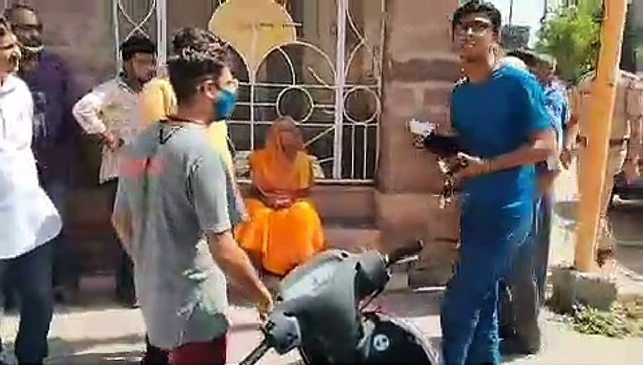 फर्जी पुलिसकर्मी बने चार व्यक्तियों ने मंदिर जा रही दो महिलाओं से उतरवाए लाखों के जेवर, बदमाशों का सुराग नहीं