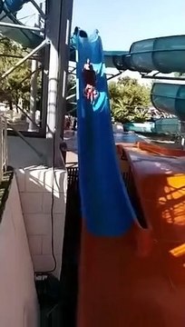 Il rate la sortie du toboggan aquatique et fait une énorme chute