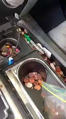 Il nettoie une voiture de fond en comble et le résultat final est incroyable