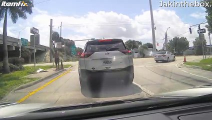 Il aide un homme qui fait la manche à sa façon... "vas-y donne lui ta voiture"