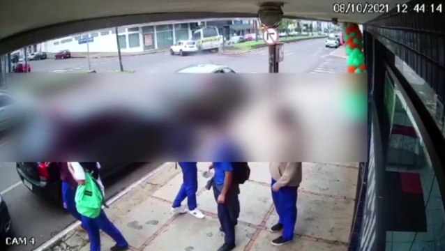 Impressionante: Câmera registra colisão entre ônibus e carros que derrubou semáforo na Carlos Gomes