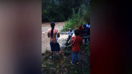 Pasajeros se lanzan de camioneta que fue arrastrada por caudaloso río en El Cuá