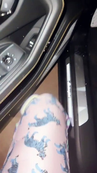 Demdem ultra gâtée par Gims, il lui offre une Lamborghini