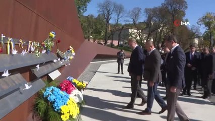 Bakan Çavuşoğlu, Cennet Bölüğü Anıtı'na çiçek bıraktı