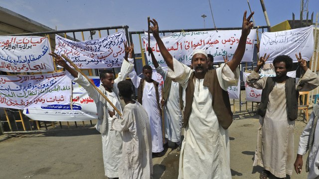 ما وراء الخبر- بعد بيان دولي ثلاثي يدعو لحل أزمة شرق السودان سياسيا.. ما خيارات الحكومة؟