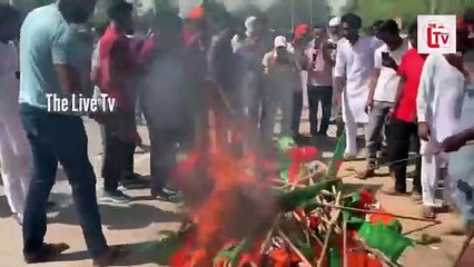 BJP के जगह जगह झंडे जलाए_ किसानों ने BJP नेता को चारों ओर से घेरा_ मचा बवाल