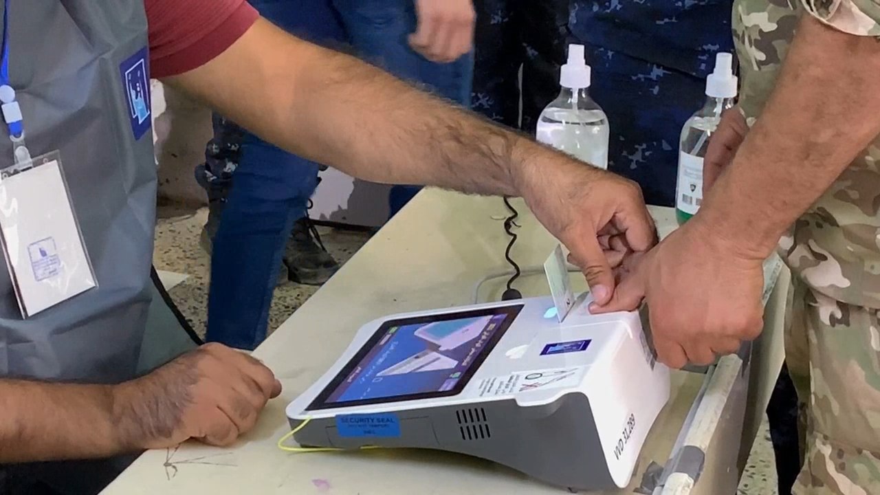 Fuerzas de seguridad iraquíes votan en comicios parlamentarios con esperanza