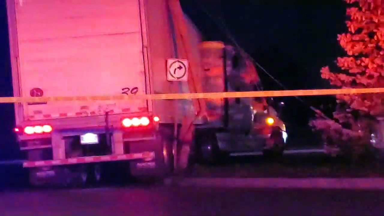 Fils électriques accrochés par un poids lourd (Le Reflet - Érick Rivest)