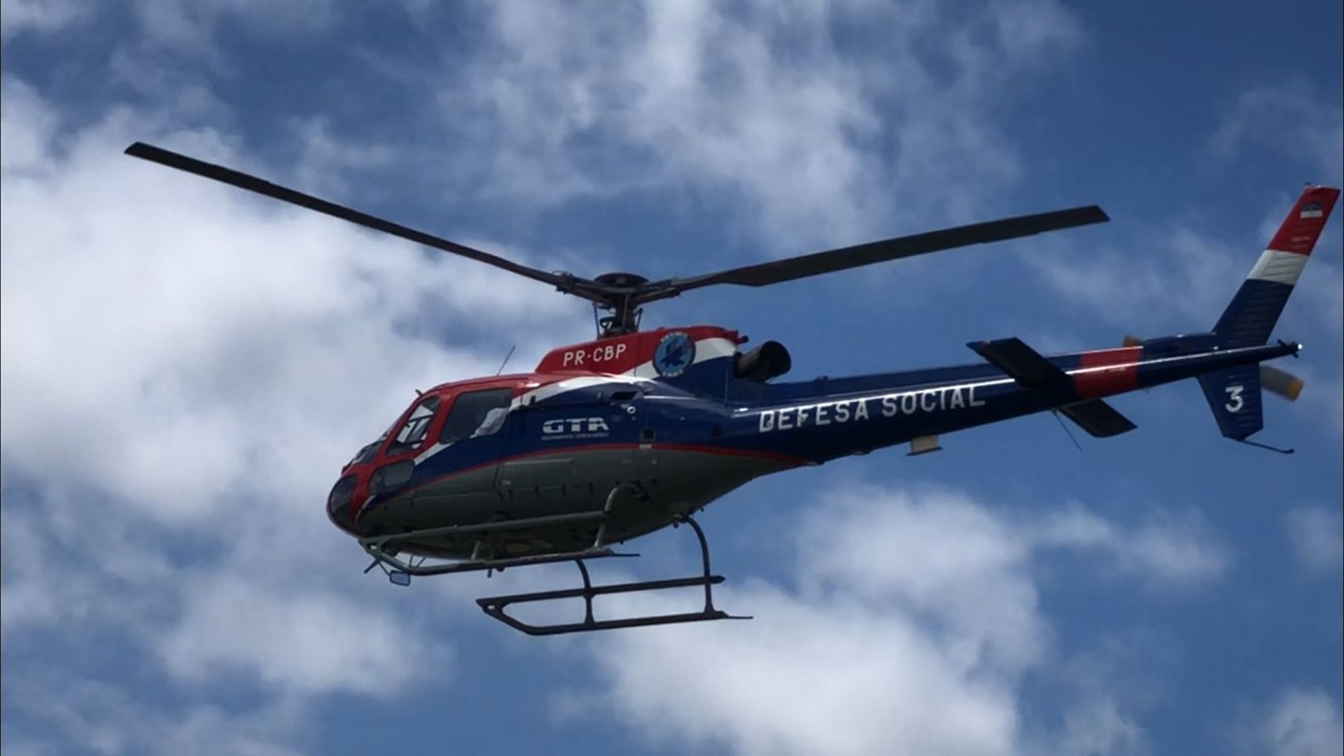 PAULO CÂMARA VAI À ITAMBÉ DE HELICÓPTERO