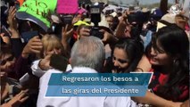 AMLO vuelve a repartir besos y abrazos durante una gira, 19 meses después