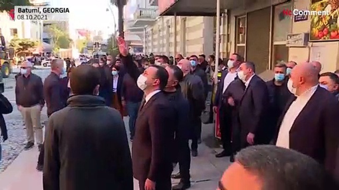 شاهد: فرق الإنقاذ الجورجية تبحث عن عالقين تحت أنقاض بناية من سبعة طوابق انهارت على ساكنيها