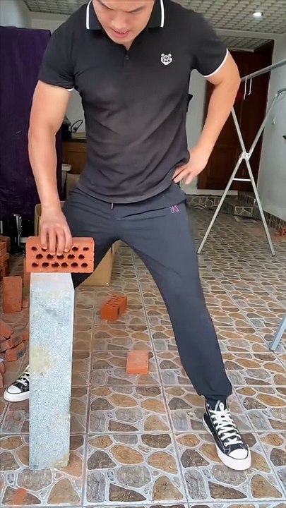 World's Strongest Hands - He has hands of Bruce Lee - One inch punch