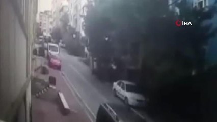 Esenyurt'ta yarı çıplak hırsız kovalamacası kamerada