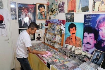 Kebap ustası, evini hayranı olduğu Müslüm Gürses'in kaset ve fotoğraflarıyla donattı