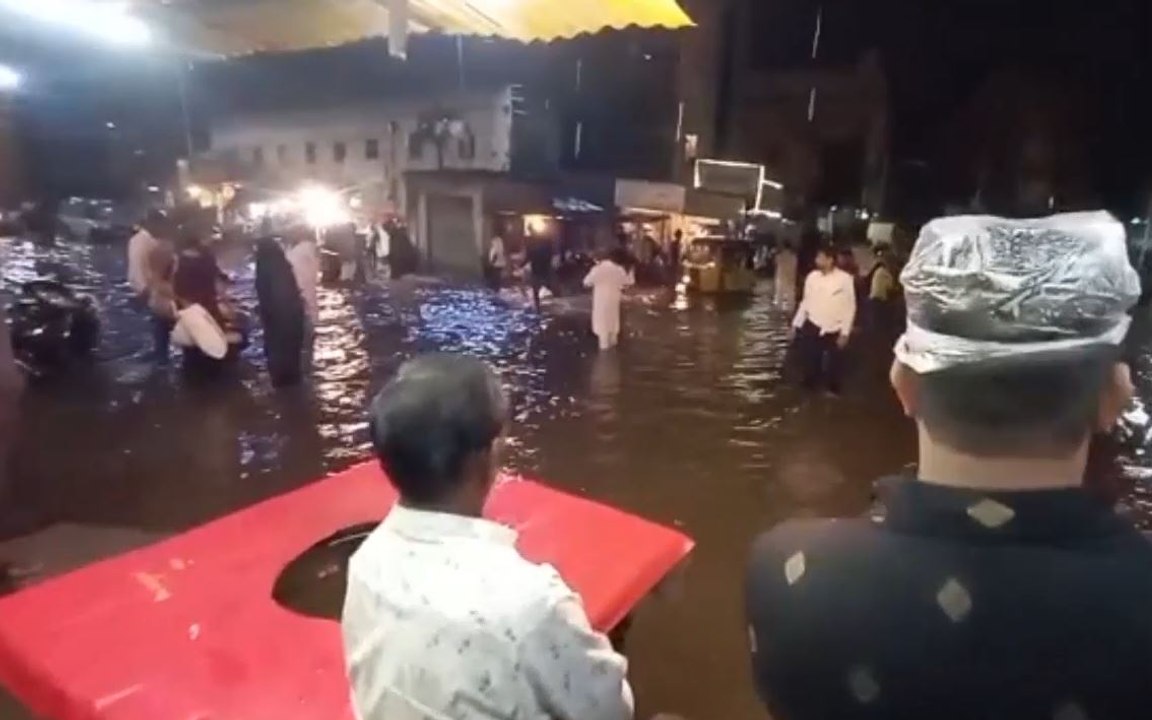 ভাসছে রেস্তোরাঁ, ভেসে যাচ্ছে পিক-আপ ট্রাক, হায়দরাবাদের বন্যার ভয়াবহ ভিডিও ঘুরছে সোশ্যাস মিডিয়ায়