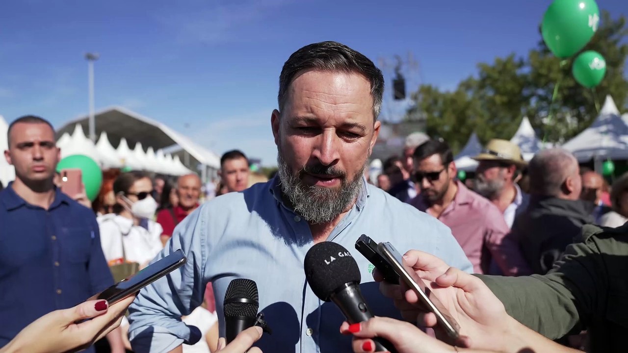 El líder de Vox, Santiago Abascal, da declaraciones a los medios en Viva 21. Vox