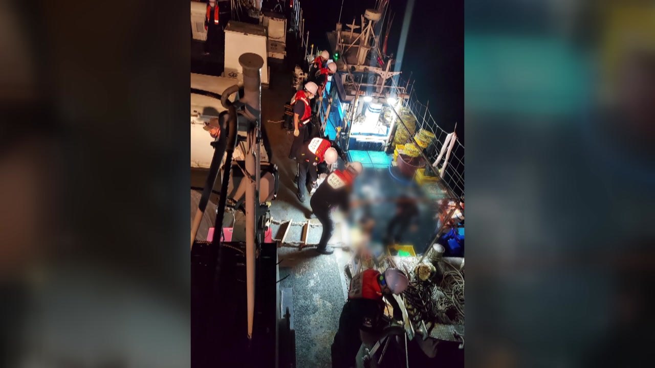 연휴 첫날 해양사고 잇따라...충남 서해 남부에서 모두 52명 구조 / YTN