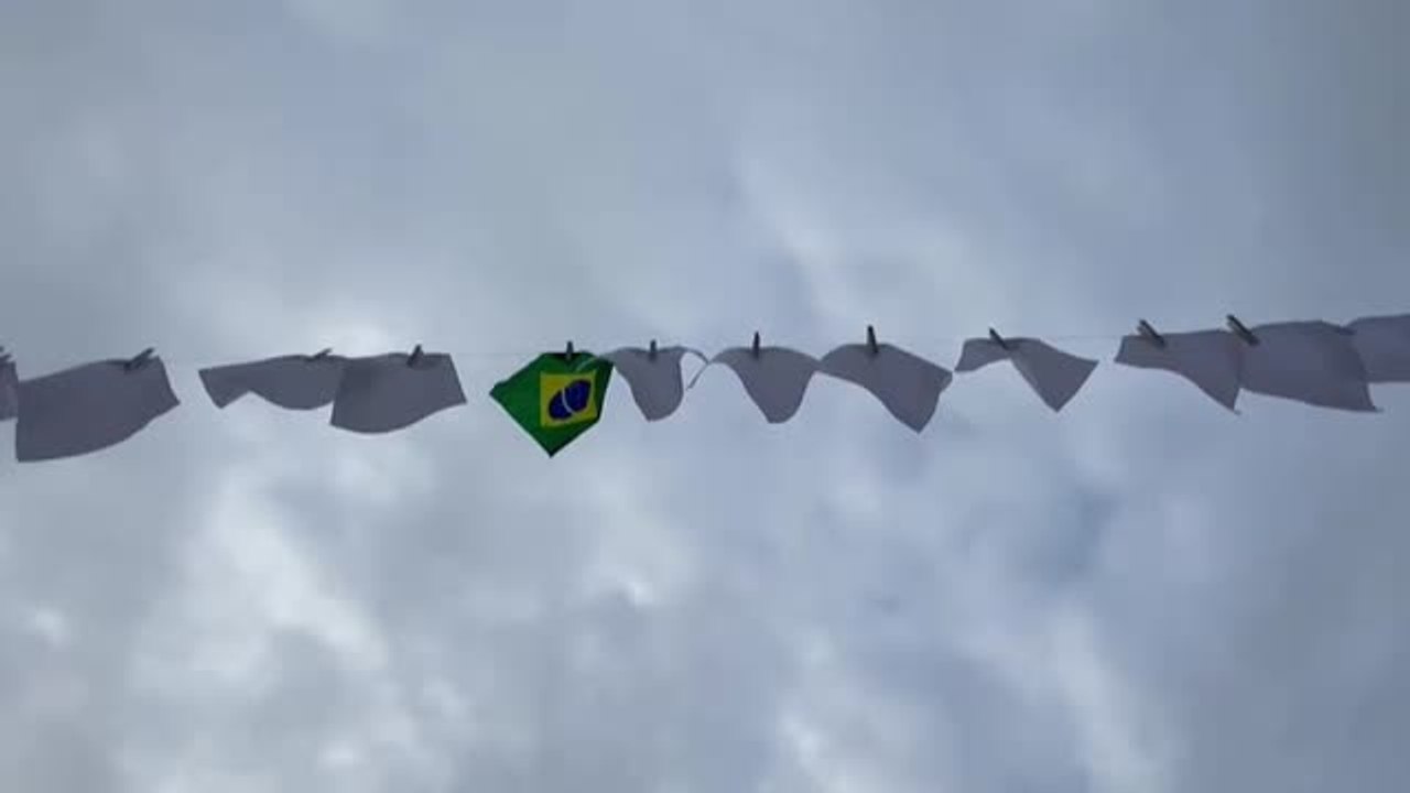 La ONG Río de Paz honra con 600 pañuelos blancos en Copacabana a las víctimas del Covid en Brasil