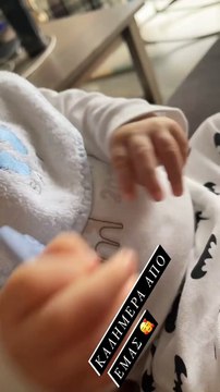 Άκης Πετρετζίκης: Το απίθανο βίντεο με τον γιο του λίγες ημέρες μετά τη βάφτισή του