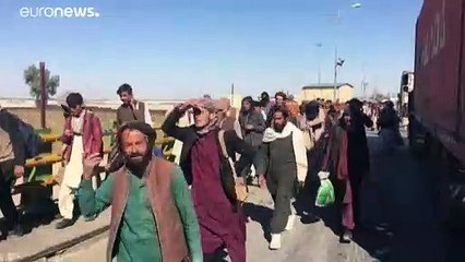 شاهد: أفغان يتدفقون بالآلاف على الحدود الإيرانية وقلة يتمكنون من العبور