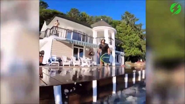 Ce surfeur prend la vague d'un bateau comme un dieu... la classe