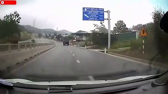 Un conducteur croise la route... d'un bébé qui traverse l'autoroute