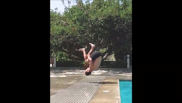 Il fait un plongeon très risqué au bord de la piscine