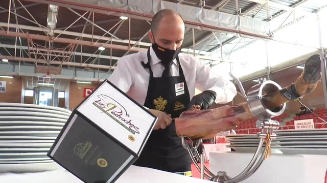 Jamón ibérico de bellota sale a las calles de Los Pedroches para sortear pandemia