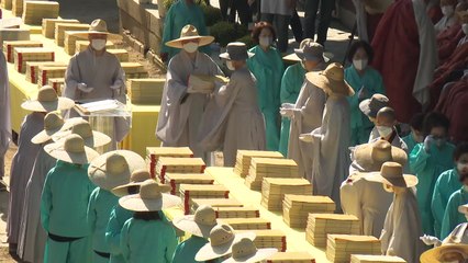 해인사 인경책 123년 만의 외출...볕과 바람에 말려 / YTN