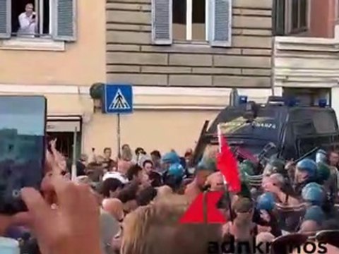 No Green Pass, a Roma l'urlo dei manifestanti: Assassini - Video