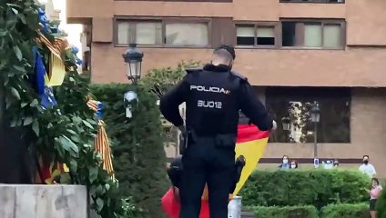 La Comissió 9 d'Octubre obliga la policia a retirar la bandera espanyola del monument de Jaume I