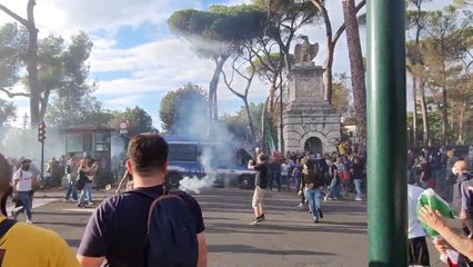 Lacrimogeni e idranti sui manifestanti No green pass a Roma