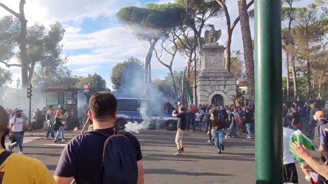 Lacrimogeni e idranti sui manifestanti No green pass a Roma