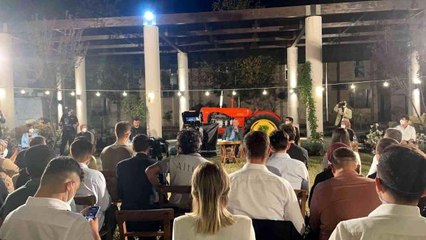 Cumhurbaşkanı Erdoğan, gençlerle 'Uzun ince bir yoldayım' türküsünü seslendirdi