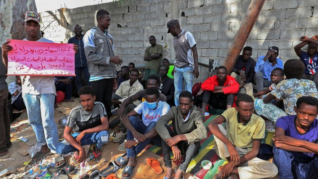فروا من مركز إيواء حكومي.. لاجئون يطالبون بترحيلهم من ليبيا