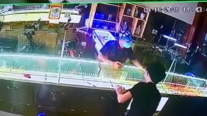 Nhân viên tiệm vàng nhảy qua tủ kính đuổi theo kẻ giật dây chuyền